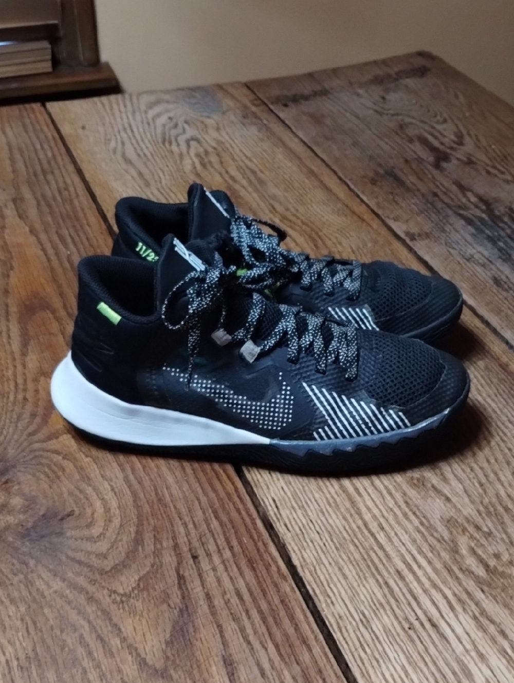 Kyrie Flytrap 5 Nike Sneakers, Kids Sz 5.5